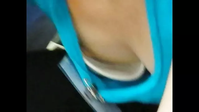 Adulto sem registo  O marido adora filmes eroticos explicito quando o marido dá pontapés na boca.