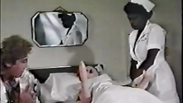 Adulto sem registo  A rapariga lembra-se dos dias maravilhosos que passaram filmes eroticos com sexo explicito juntos antes da partida da avó.