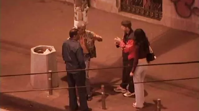 Adulto sem registo  A menina vermelha notou que um vizinho está procurando por suas calcinhas e está desconfortável abrindo suas pernas assistir o filme erótico na frente dela