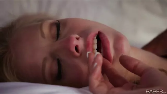 Adulto sem registo  Jovens lésbicas dildos filme erótico 2019 buracos na sauna