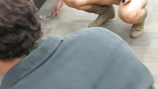 Adulto sem registo  Amantes arbitrários vêem doces a Lamber perto da videos eroticos de velhos piscina