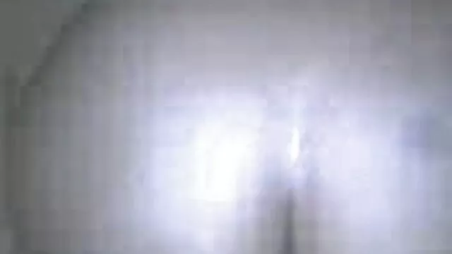 Adulto sem registo  Enquanto esta mulher come filmes eroticos com legenda pilas para o marido, o jardineiro negro olha para ele.