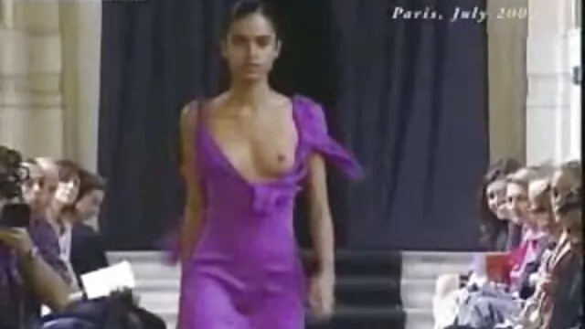 Adulto sem registo  A miúda videos eroticos orientais marota masturba-se no sofá.