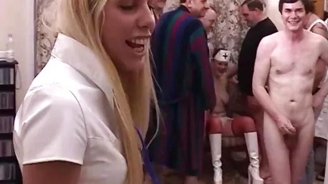 Adulto sem registo  Ela estava tão entusiasmada com o cheiro a estalar que até fez sexo com um amigo directamente na cozinha. filme erotico romance