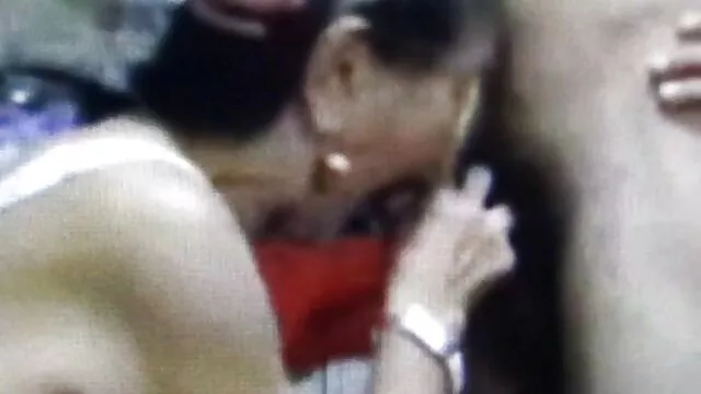 Adulto sem registo  A namorada vermelha à frente de videos eroticos legendados uma amiga não me parece que esteja a foder.