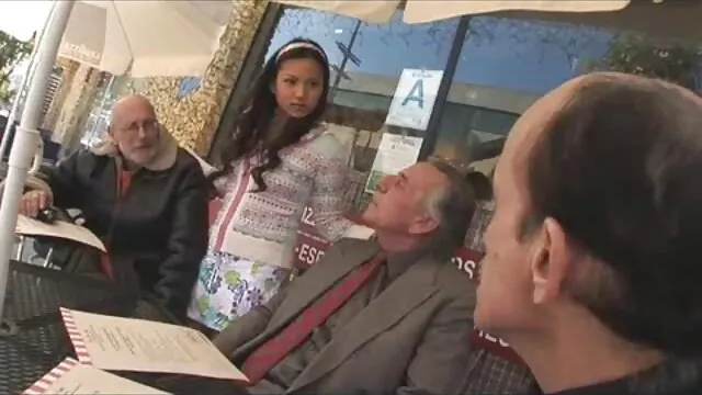 Adulto sem registo  O vizinho compreendeu o momento e filmes eróticos japoneses seduziu a frente