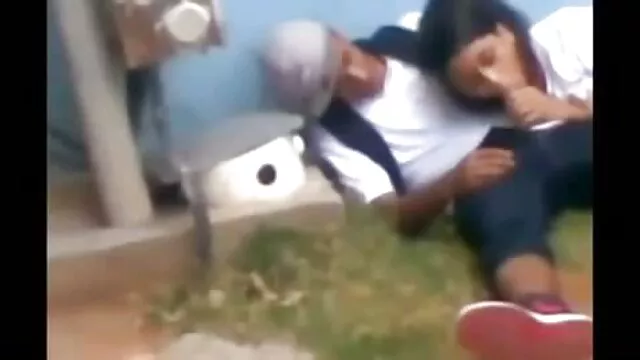 Adulto sem registo  No sofá puxou o vizinho eu quero assistir filme erótico loiro maduro com um rabanete grosso.
