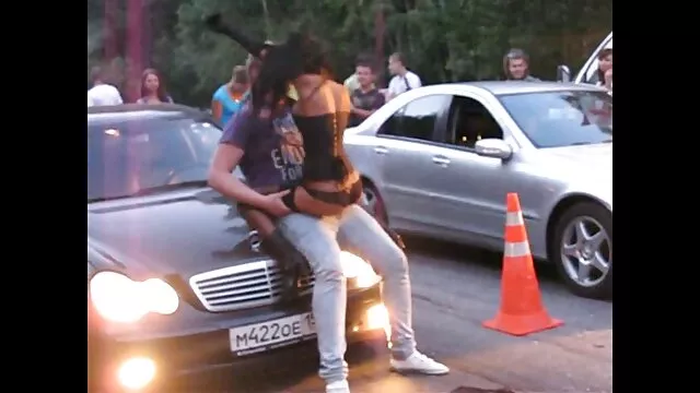 Adulto sem registo  Ela pôs as cuecas da rapariga na boca e pôs-lhe uma pila grossa no rabo. assistir series eroticas